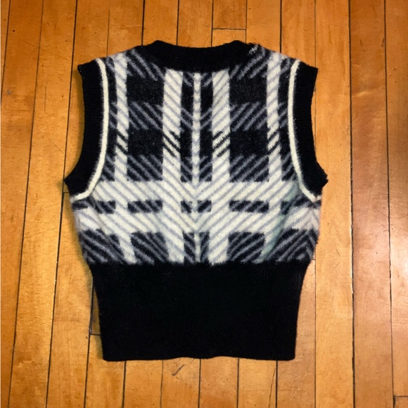 Plaid cropped sweater vest - Picture 2 of 10